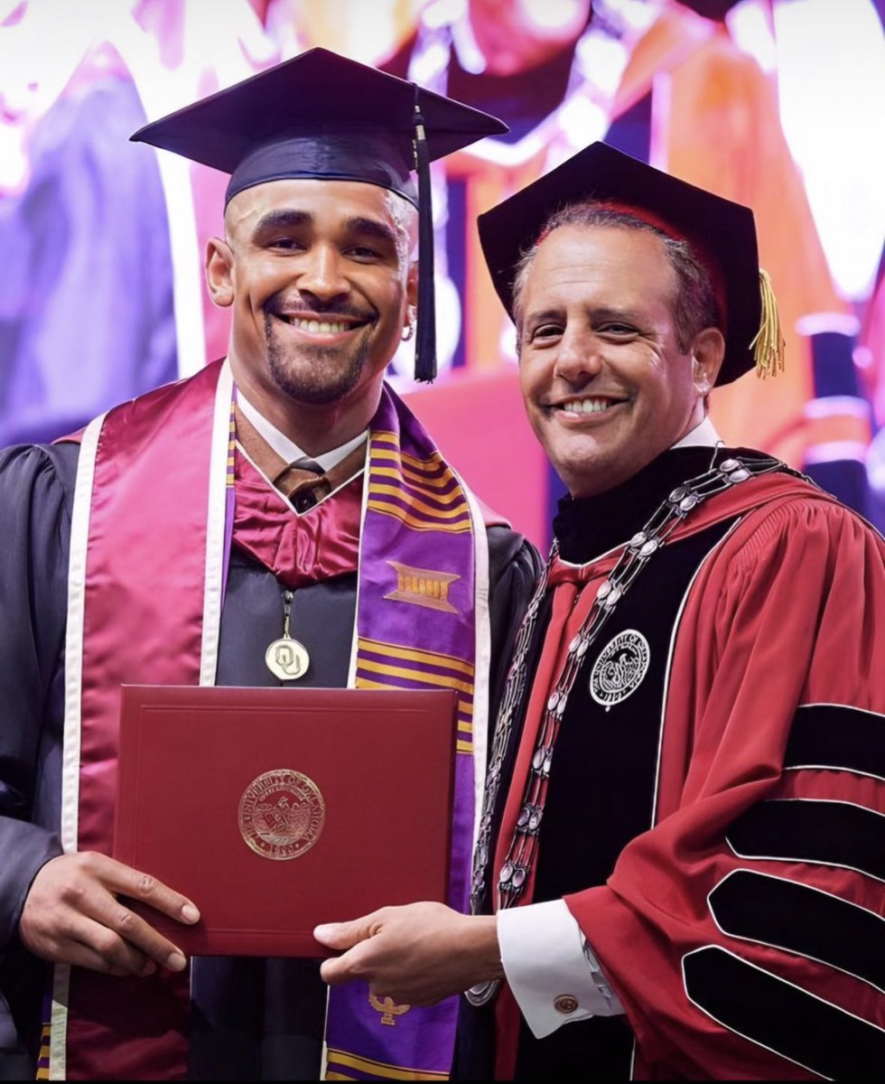 Jalen Hurts receiving his Masters Degree in Human Relations from Oklahoma yesterday. 📸: @UofOklahoma