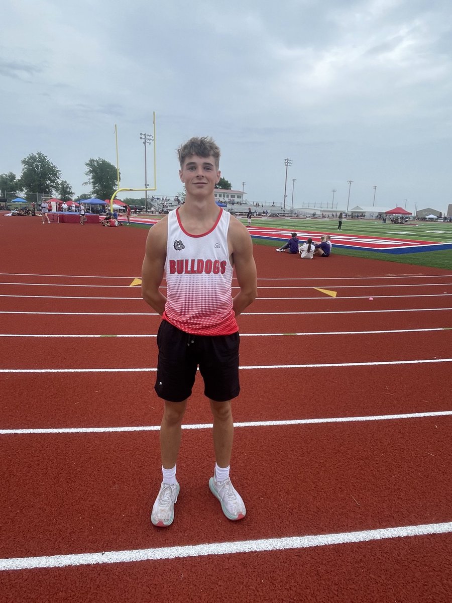 Congratulations to Harley Whitaker for punching his 🎟️ to state in the High Jump a jump of 1.82m (~6’0”). ⁦@Whitfam8⁩ ⁦@Harrisburgath⁩ ⁦@harrisburgr8⁩ ⁦@DGP_Geisler⁩ @zbowman75