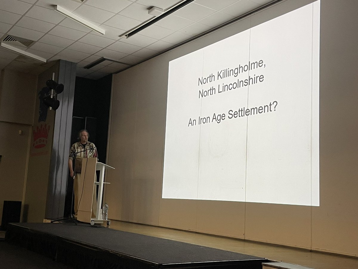 Mick McDaid at <a href="/allenarchaeo/">Allen Archaeology 💙</a> is next up… discussing the vast features, finds (and barrows!) of North Killingholme, Lincolnshire. #BronzeAge #IronAge #Funerary #EMHERF23
