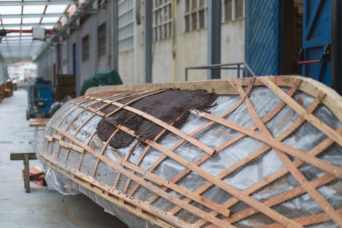 albaola's tweet photo. 🍫[EUS] Ikusi nola ari diren Gozoa Gipizkoa -koak lanean! Gozoa ezta?

#txokolatezkotxalupa #baletxalupagozoa #gozoa #boatbuilding #navegar #chocolate #ilovechocolate #amantesdelchocolate @GozoaBlog https://t.co/OFDugvrdzr