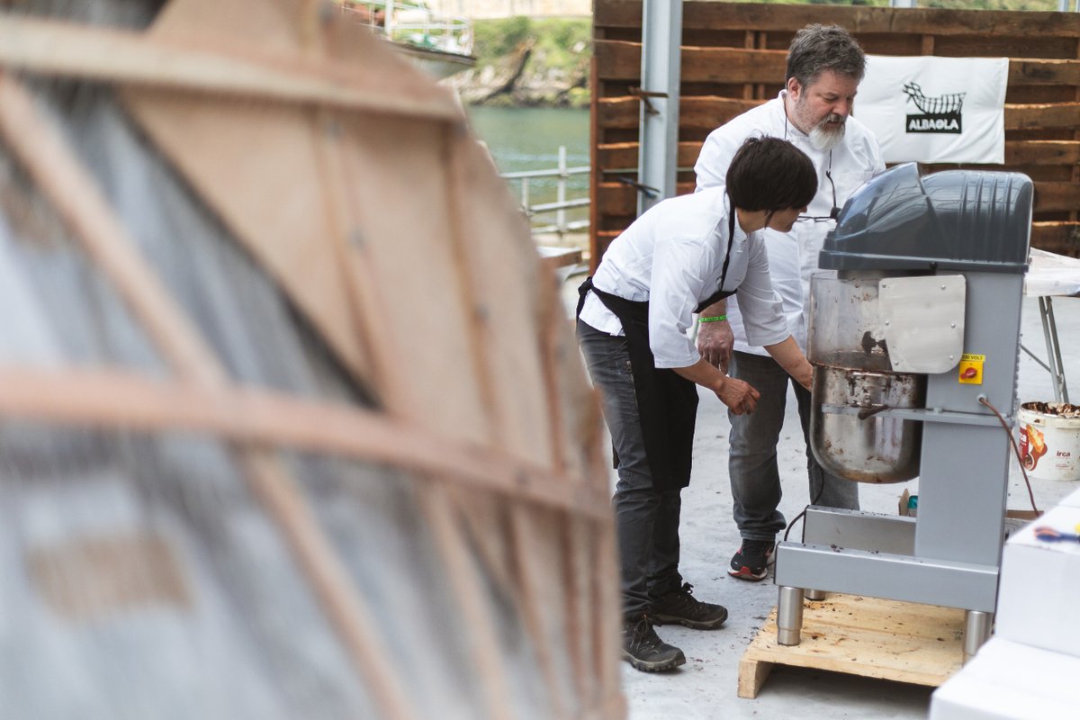 albaola's tweet photo. 🍫[EUS] Ikusi nola ari diren Gozoa Gipizkoa -koak lanean! Gozoa ezta?

#txokolatezkotxalupa #baletxalupagozoa #gozoa #boatbuilding #navegar #chocolate #ilovechocolate #amantesdelchocolate @GozoaBlog https://t.co/OFDugvrdzr