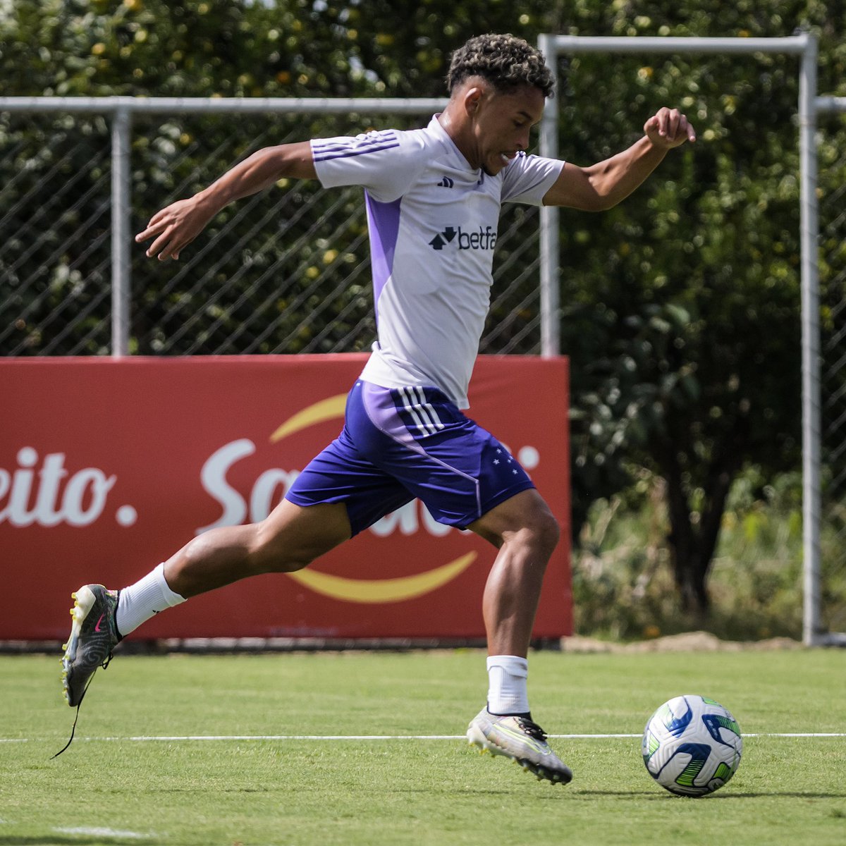 Cruzeiro's tweet photo. Sábado também é dia de treino! ☀️

A preparação pra partida de amanhã segue firme e forte.

📸 @ggaleixo https://t.co/ohKGhVF7BL