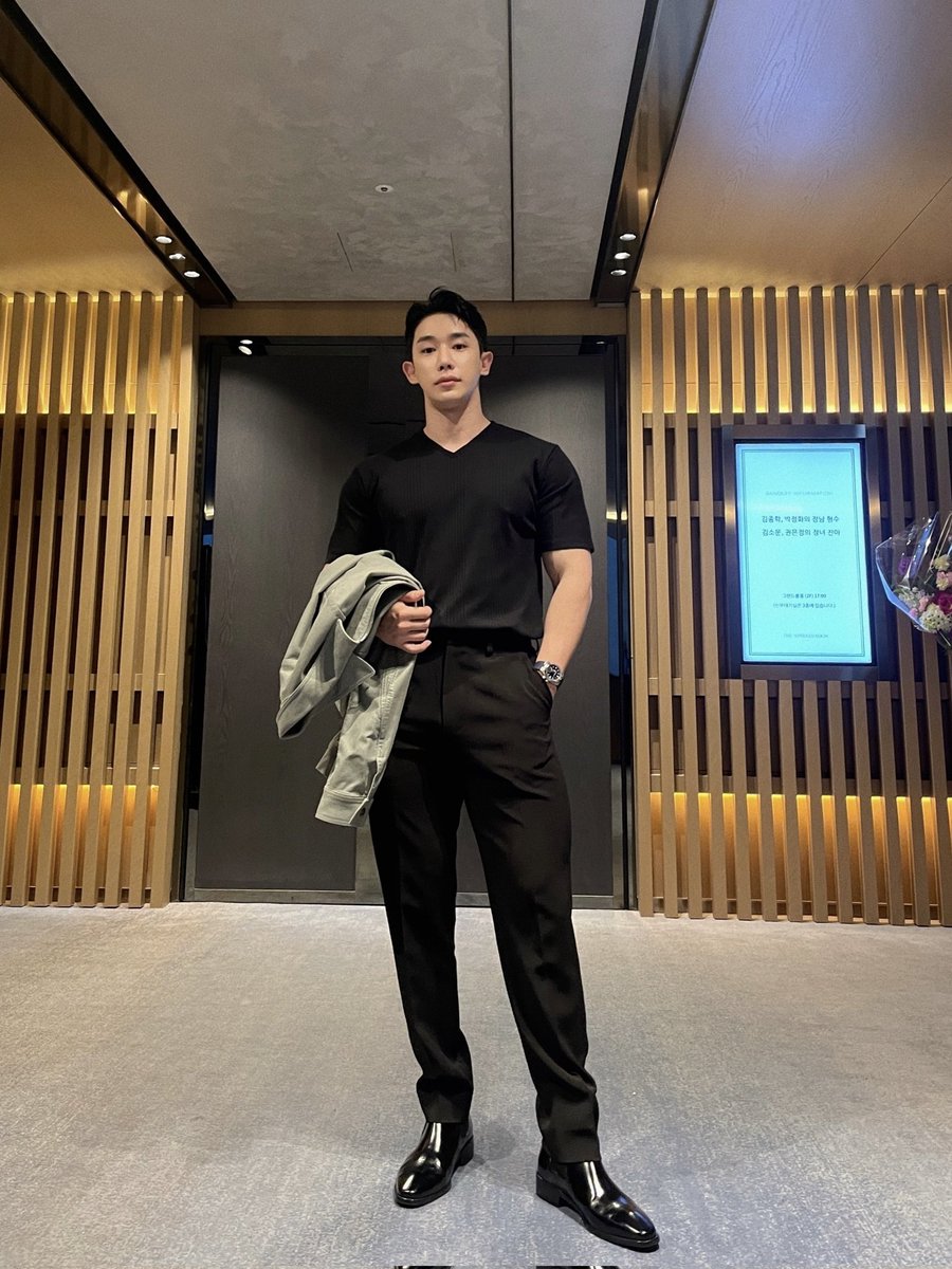 WONHO_GLOBAL's tweet photo. [FANCAFE]

23.05.13

Wonho's story

🐰: I went to a wedding~ I thought that WENEE would wait (so) I’m throwing (photo) within today

+He added a 2nd photo as comment
🐰: haha (cute tone)
 8 YEARS BY WONHO'S SIDE
#원호와위니_8���을넘어_무한대로

⚠️Don't tag official accounts⚠️ https://t.co/seNnsek6WO