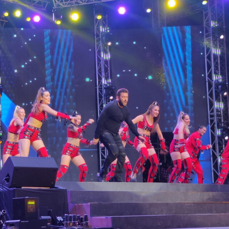 Megastar <a href="/BeingSalmanKhan/">Salman Khan</a> on stage at the Kolkata #DabanggTour 
The Showstopper #SalmanKhan