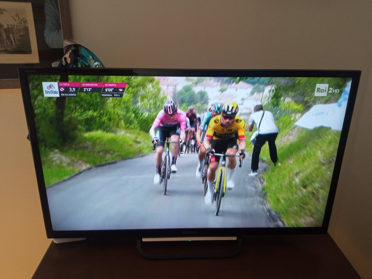 grazianig's tweet photo. attimi di @giroditalia #GirodItalia #tappa8 #rai2 https://t.co/wYbrhVQ6Uj