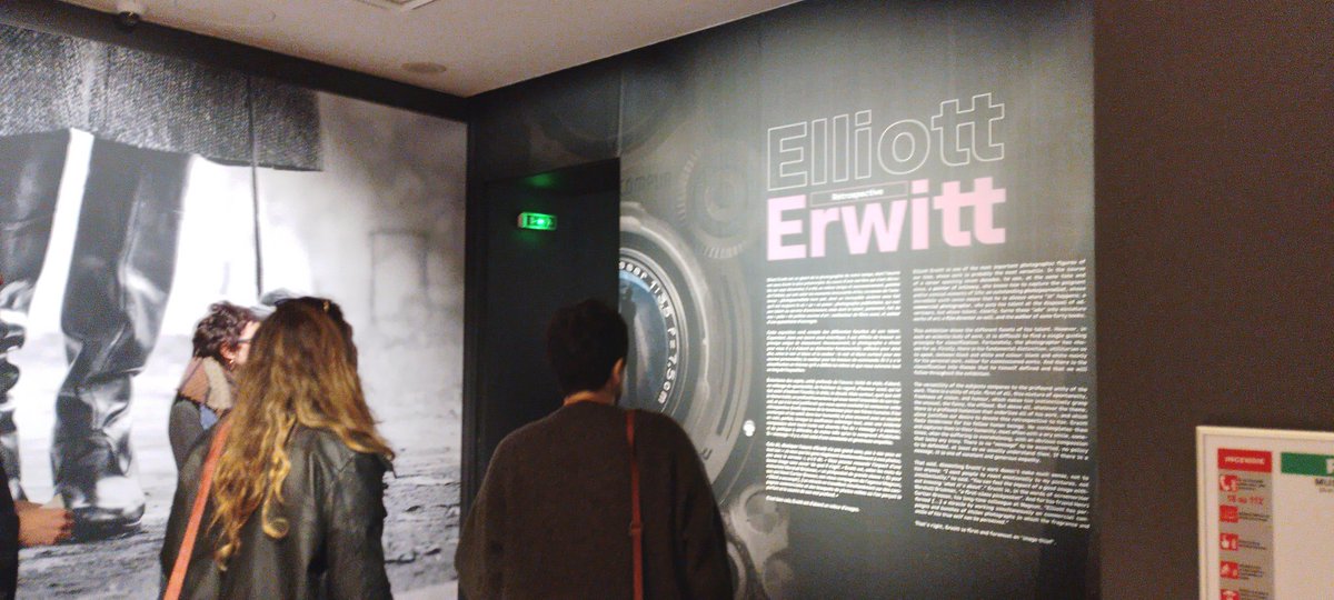 Très belle expo du photographe #ElliottErwitt au  @museemaillol.
' je veux que les gens réagissent émotionnellement à mes photos, pas avec le cerveau'