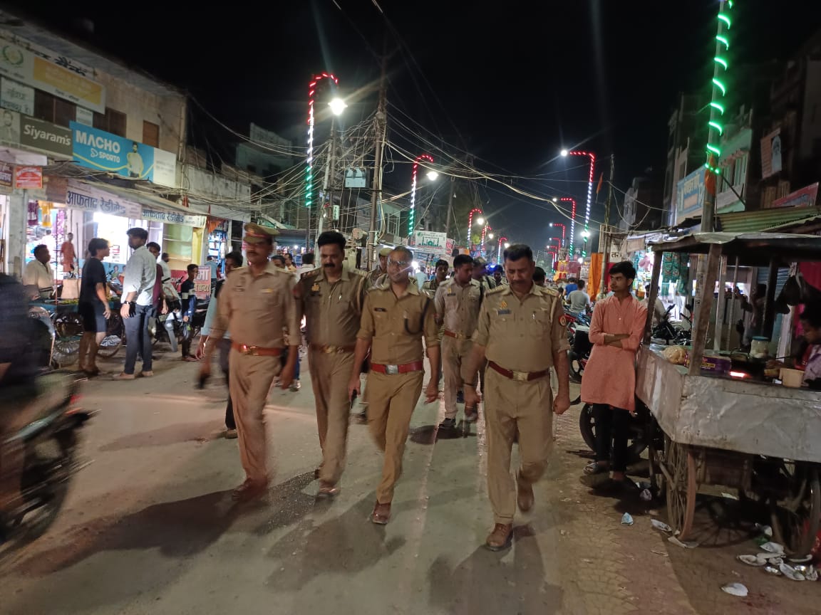 #SPBallia श्री राजकरन नय्यर के निर्देशन में #CO_रसड़ा व #Ps_उभांव पुलिस  द्वारा अपराध नियंत्रण, कानून एवं शान्ति व्यवस्था तथा जनमानस में सुरक्षा की भावना जागृत करने के दृष्टिगत थाना क्षेत्रान्तर्गत पैदल गश्त की गई ।
 #FootPatrolling #UPPolice