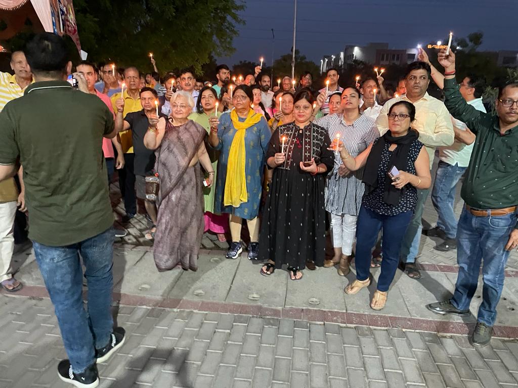 sumit112us's tweet photo. इको विलेज 1 सर्वजन आंदोलन में आज मोमबत्ती जलाकर सुपरटेक को कुछ सुधबुद्धि मिले इसके लिए दीप प्रज्वलित किए।
शान्तिपूर्ण आन्दोलन ऐसे ही चलता रहेगा जब तक कि रज़िडेंट्स की सारी माँगे पूर्ण नही होती।
@dmgbnagar
@myogiadityanath @CMOfficeUP @ChiefSecyUP
@CeoNoida @narendramodi https://t.co/lIkrcU7wkV