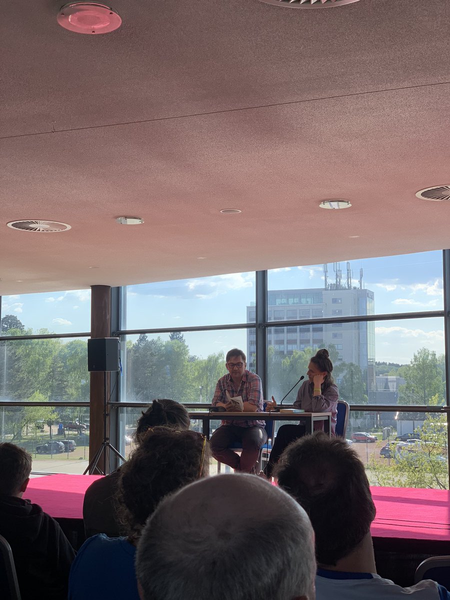 Wolfgang #Frömberg &amp; <a href="/carlakaspari/">@carlakaspari.bsky.social</a> lesen gemeinsam aus ihren Büchern. Teamwork makes the Dream work - und der Text ist rund!

#Literatooor #Ostseestadion