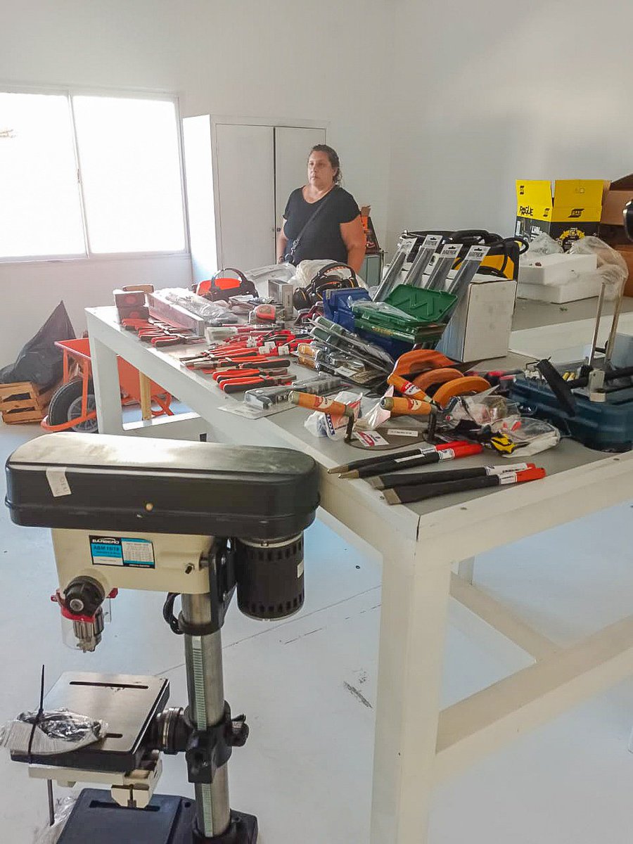 mineducacionqn's tweet photo. #EPET25
Estudiantes y docentes de las nuevas secciones de 2ºaño ya cuentan con herramientas nuevas y materiales para comenzar con los Talleres de Soldadura y Construcción Tradicional y Alternativa. Se entregaron taladros, soldadora,carretilla y pinza.
#MinisterioGobiernoEducación https://t.co/cvK2koRhyZ