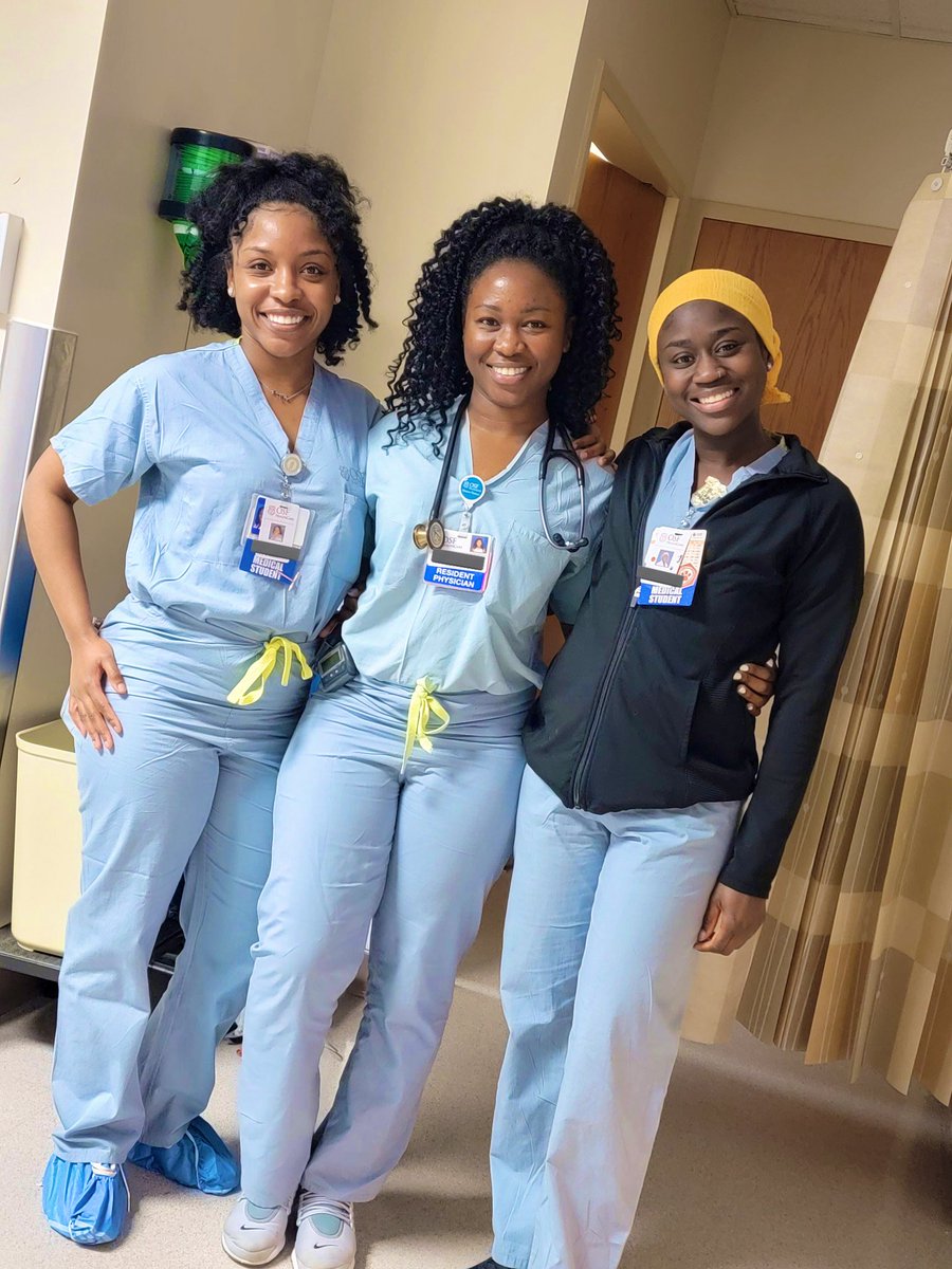 Look how we ate that! Our patient's mother was so happy to see us she insisted on taking a picture before leaving. Moments like this keep me going🥺 

L to R: MS4🇳🇬, PGY-1🇬🇭, MS3🇸🇳
#BlackGirlsInMedicine #RepresentationMatters #OBGYNTwitter 
#DiversifyMedicine