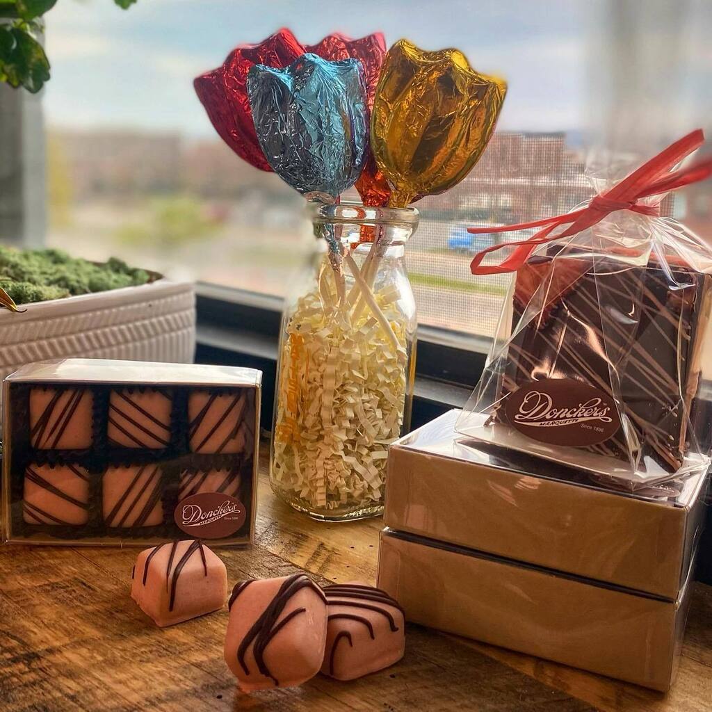 Make your mama happy with Donckers signatures! Our lineup of sweets for this Mother’s Day includes Chocolate Flowers, Strawberry-White Chocolate Caramels, and from-scratch strawberry bark, made right here in our very own candy kitchen!