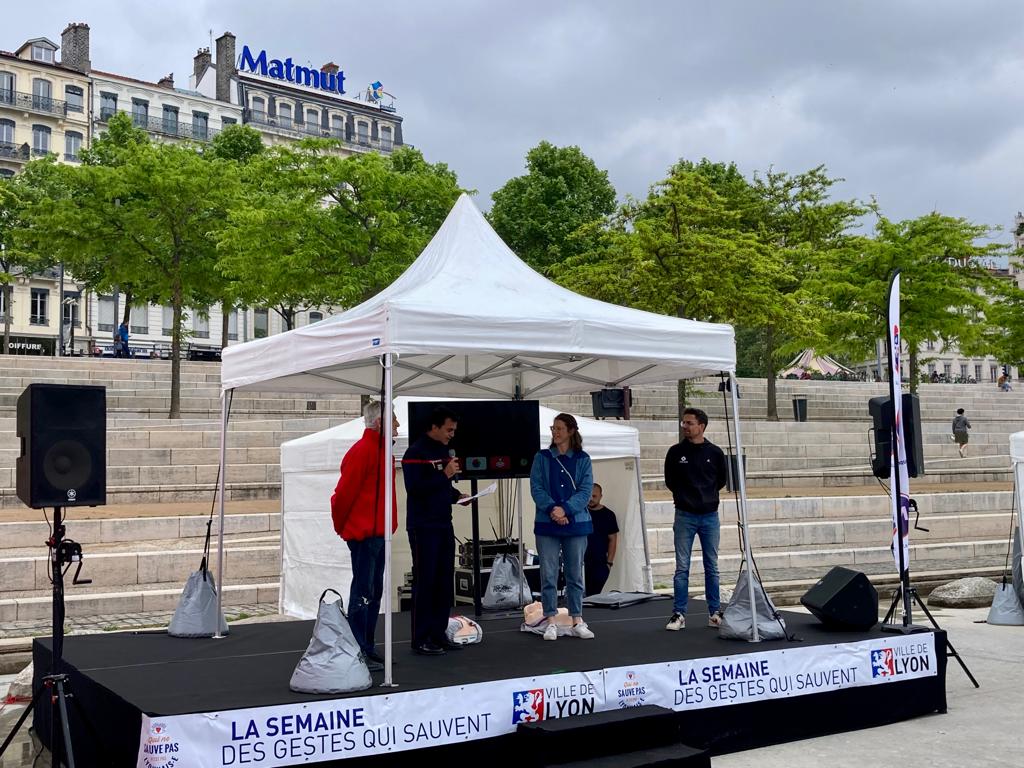 C'est aujourd'hui sur les quais du Rhône ! Allez-y ! Initiation aux gestes qui sauvent + révision des numéros utiles + carte des défibrillateurs+ visites et rencontre des sauveurs et sauveuses de vie que je remercie ❤️