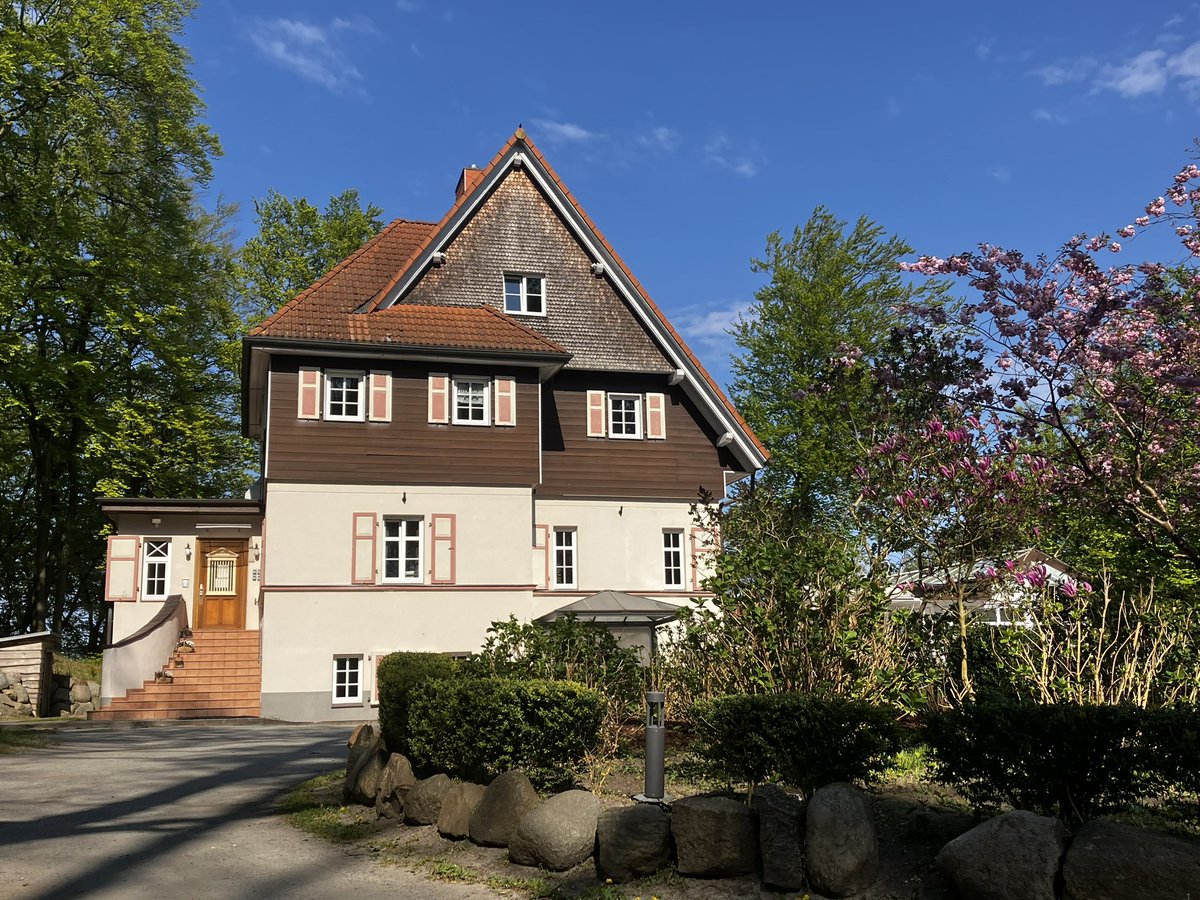 RuegenOutdoor's tweet photo. Zwischen #Sellin und #Baabe auf der #Insel #Rügen liegt ein Haus mit #Geschichte: #Haus #Lindequist - Die Lage ist aussergewöhnlich, wie die Lage von #Baabe - denn es ist der einzige Ort auf #Mönchgut, der bereits von Anfang an der Ostküste lag - Das hatte Gründe - Sturmfluten! https://t.co/uBMwz2CyOA