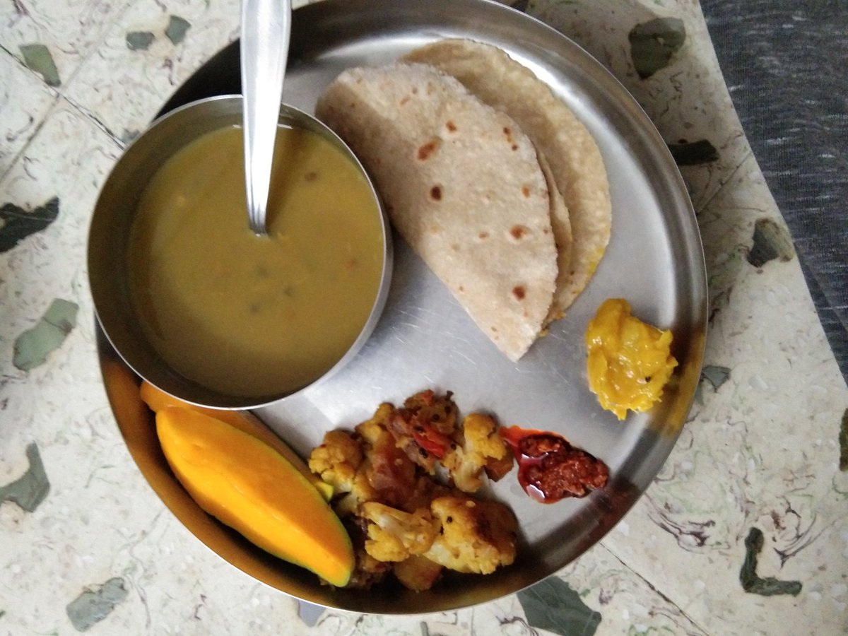 Saturday lunch time with aloo flower subzi, uradki kali dal, roti, aam achar, goond achar, rice and aam pieces.
#homefood #homecooking #saturdaydinner #saturdayfood #foodblogger