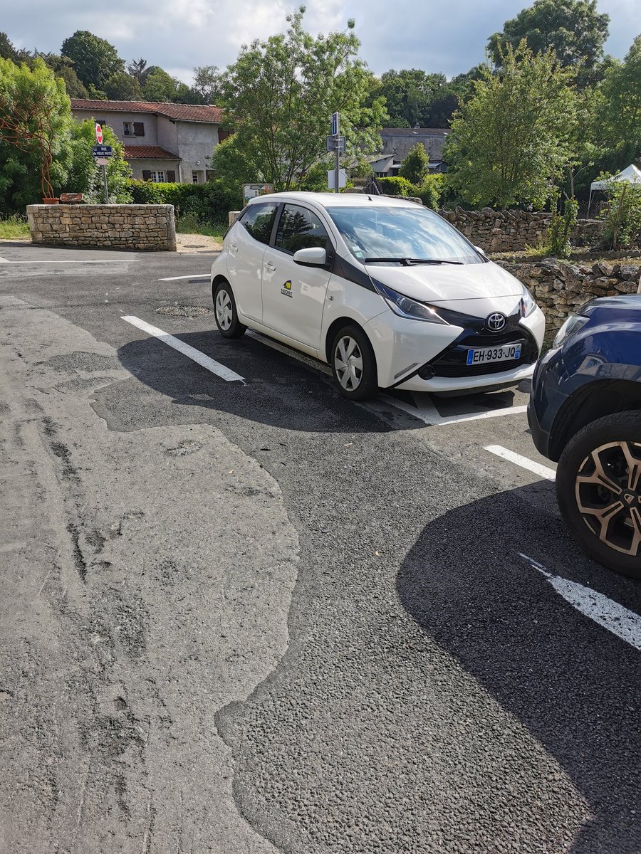 Petite note pour les employés de la ville de #Niort 

La croix veut dire interdiction de stationner et non que c'est la cible à atteindre