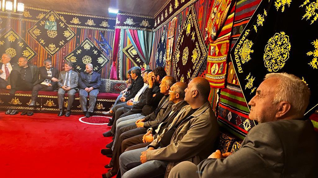 malikaramemis's tweet photo. Yaran Kültürünü Araştırma Yaşatma ve Dayanışma Derneği'nde Başağalarımızı ve Yaran ağalarımızı ziyaret ettik. Yiğit insanların kahraman temsilcilerine hoş sohbetleri ve misafirperverlikleri için teşekkür ediyorum https://t.co/3kRUeqfRQY