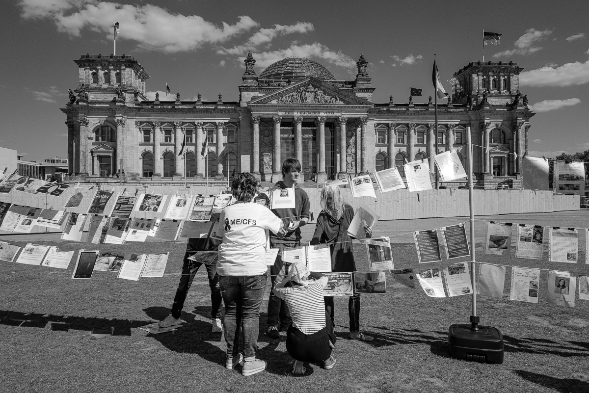 Impressionen von der gestriegen Liegenddemo vorm Bundestag in Berlin zum Internationalen ME/CFS Tag #Liegenddemo  #MEAwarenessDay  #MECFS