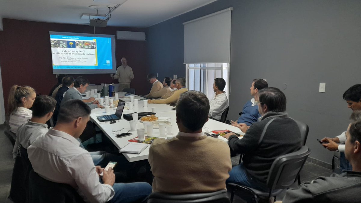 RobertoJCrespo1's tweet photo. Capacitando Técnicos, excelente charla e intercambio sobre #ManejodeMalezas y utilización de #cultivosdeservicio. Junto a Mirta Kahl y Enrique Behr de la AER Crespo. Gracias a La Agrícola Regional Coop. Ltd. Con la experiencia que traemos de @agrariasunr  @INTA_ER https://t.co/DEcHUm7dNq