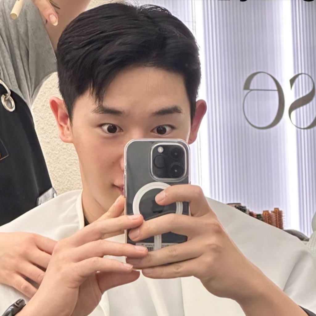 LikeHoOoO's tweet photo. 일주일 전에 머리 다듬고, 이쁘게 싹 자리잡힌담에 결혼식 참석한.. 똑똑이 🫶🏻 똑쟁이 https://t.co/FQw20ueXhe