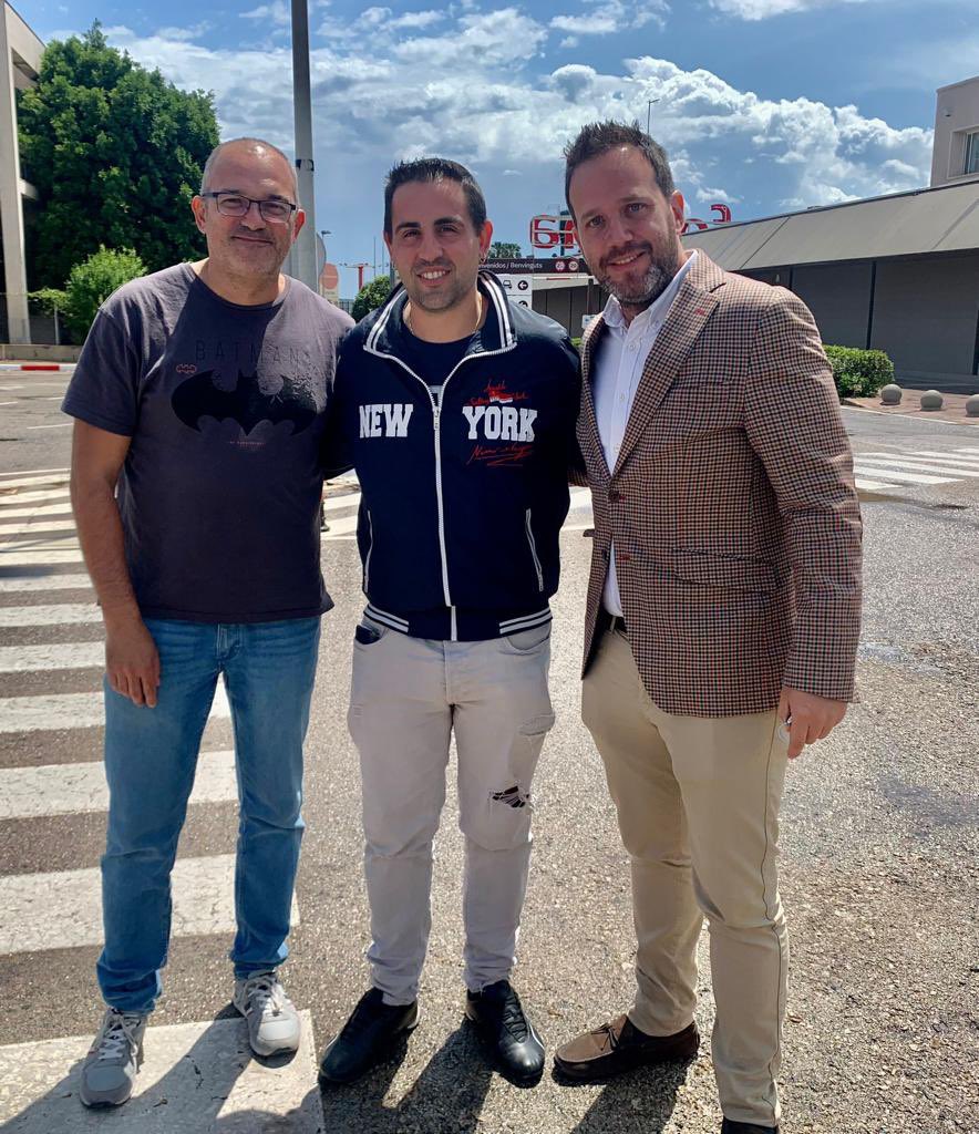 FallaFelixPiz's tweet photo. Tenemos el placer de comunicaros que el artista Carlos Herranz regresa a Félix Pizcueta para realizar la falla infantil de 2024. Nuestros presidentes, Alfredo Forriols y Jorge Castaño, firmaron el contrato que supone su vuelta  tras plantar durante 6 ejercicios, de 2009 a 2014. https://t.co/KExh2bq3ao