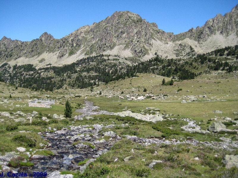 Une randonnée dans les Pyrénées : Barèges depuis Oredon par Madamète et Aygues Cluses pyrandonnees.fr/rando_oredon_m… #randonnées #rando #pyrénées