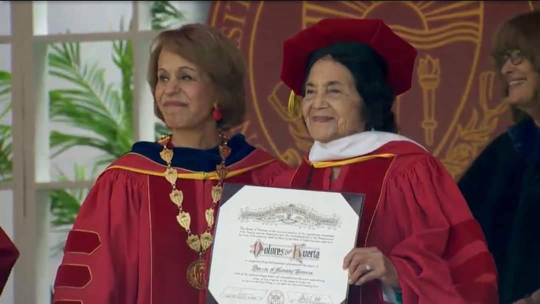 KDChi's tweet image. A congratulations to our Honorary sister &amp;amp; activist @DoloresHuerta for receiving an honorary doctorate degree from the University of Southern California. ¡Si Se Puede!

Read more via USC News- news.usc.edu/207849/dolores…

#KDCHI #KappaDeltaChi #doloreshuerta