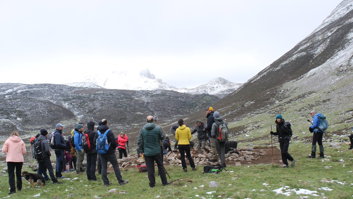 RURARQ_CSIC's tweet photo. (1/3) Un grupo de gente valiente del Club de Montaña Babia nos visitó hoy en las Fuentes del Sil acompañados por @david_glezalv para conocer los resultados de las investigaciones arqueológicas del @IncipitCSIC en enclaves pastoriles https://t.co/qd5yFoAS9Y