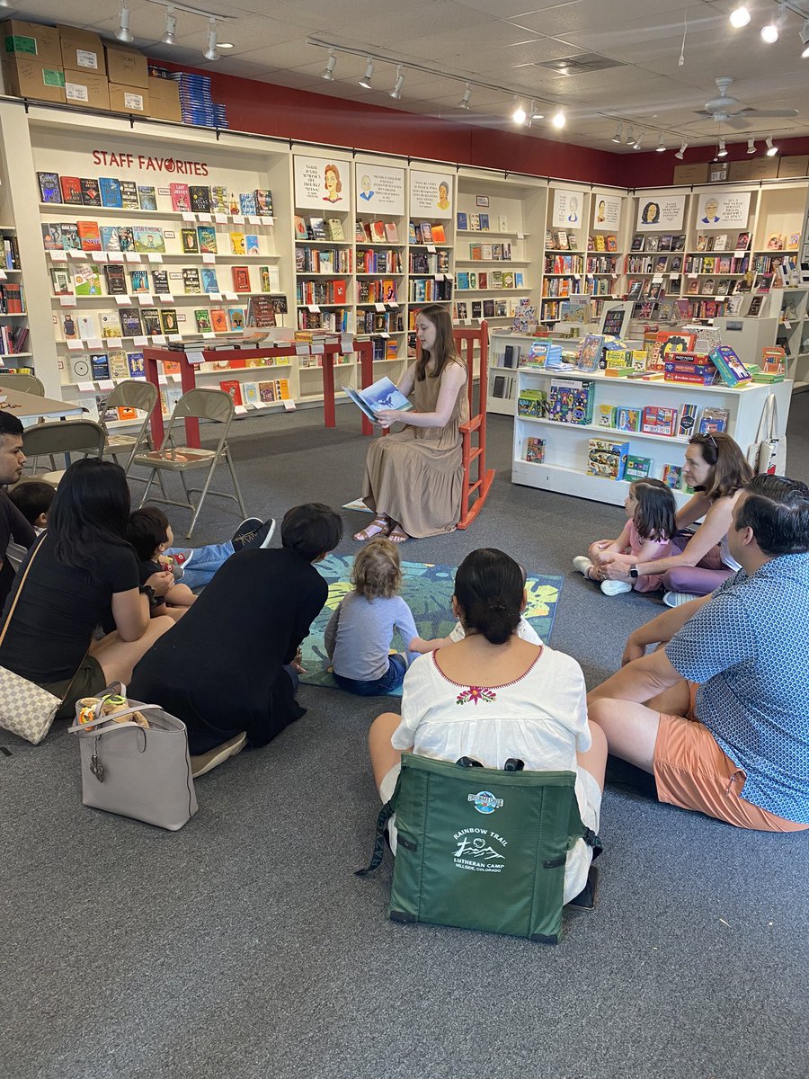 And it’s storytime in the bookshop! Today we are reading Weather Together by @jessiesima & How Dinosaurs Went Extinct by @AmeDyckman ! @LittleBrownYR @simonschuster