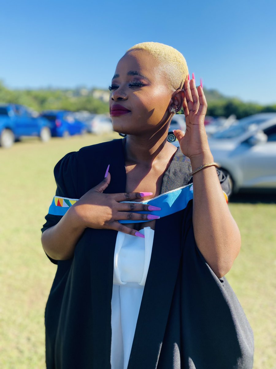 Ree_teddyY's tweet photo. 3x graduand💙🙏❤️ God is good #UKZNGrad2023 
NQF LEVEL 8 HOLDER💙 https://t.co/TNR0rVJKE6