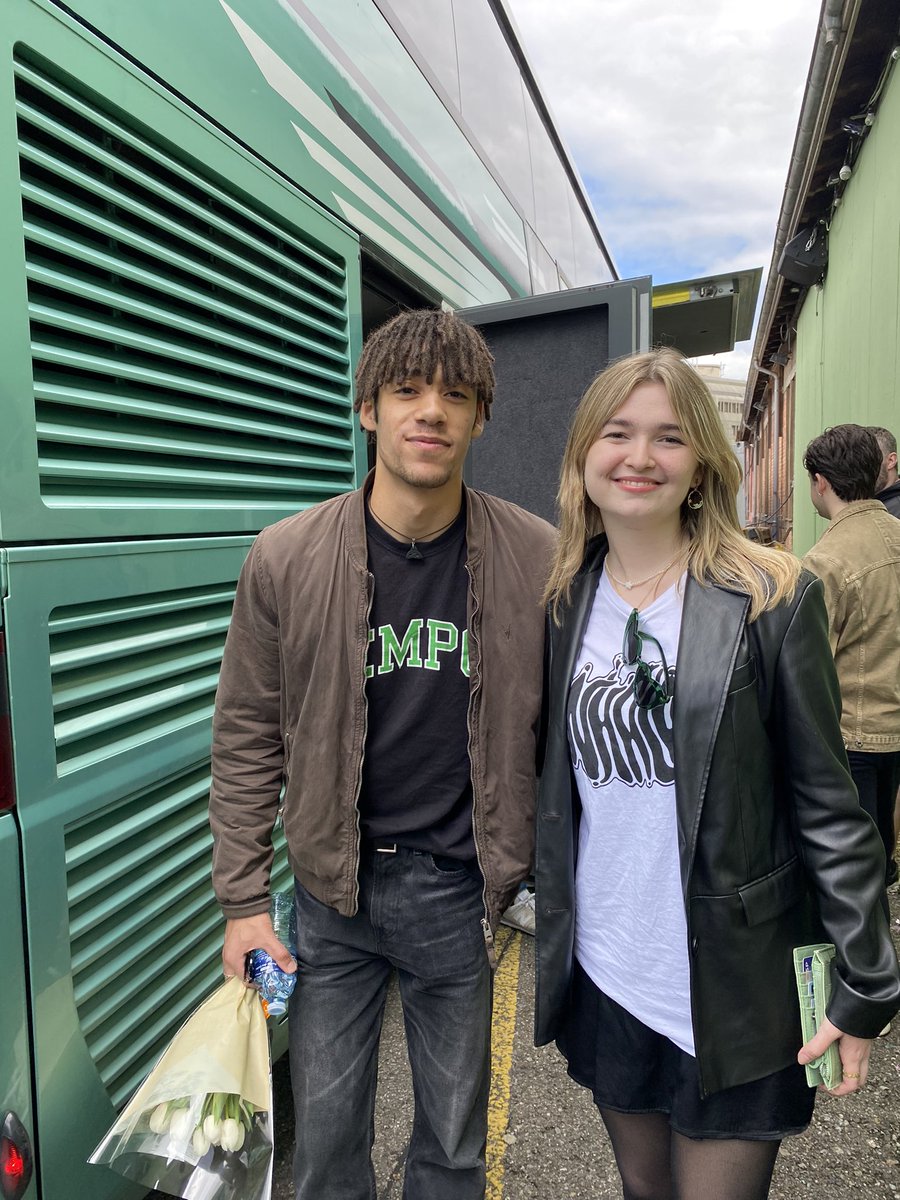 olivia !! MET INHALER on Twitter "i gave josh flowers 💔"