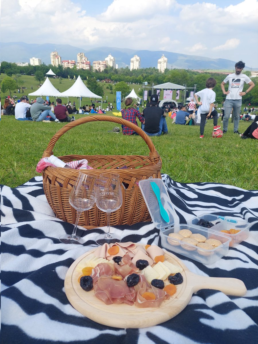 13.05.22 денот кога кажавме ДА. Една година исполнета со љубов и радост, се е полесно кога си со вистинската личност до тебе. 🥂
Btw, не знаев дека паркот Гази Баба е толку добро среден, вреди да се посетува почесто. 🫶