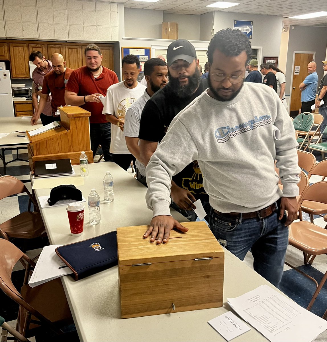 Teamsters25's tweet photo. 👏👏 Congrats #TeamstersLocal25 members at Romanow Container. This morning they ratified a new five-year agreement! 
@Teamsters 
#teamsters #newenglandteamsters #strongcontract https://t.co/AiL3rFRSUr