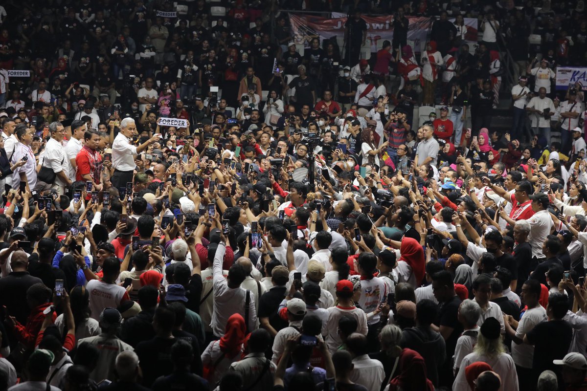 Terimakasih kawan-kawan Relawan Jokowi atas pertukaran energi yang besar ini. Kurasakan detak semangatmu di nadiku. Kurasakan getar gerakanmu di jantungku. 

Satu tekad, satu tujuan!