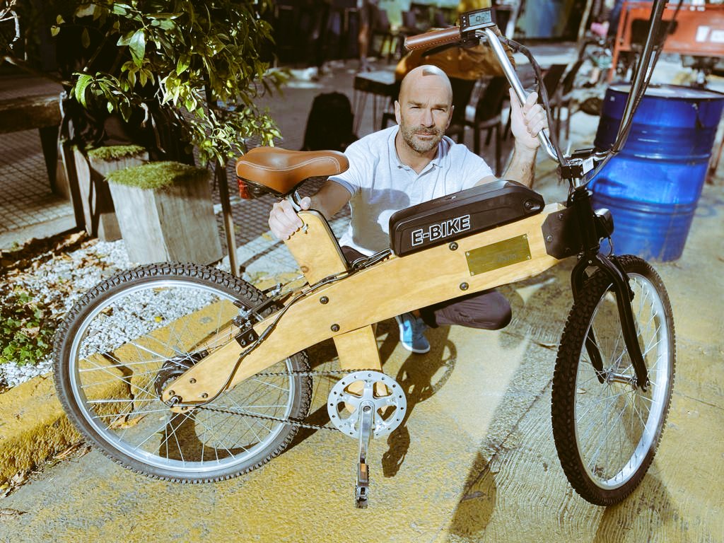 AmadorSanchezUE's tweet photo. Estrenando este prototipo eléctrico fabricado por el equipo de jóvenes de la Fudanción Jean Maggi @jeanmaggime y resultado de la economía circular (madera proveniente de los pallets de transporte de los motores de 🚛🚚🚛 ).

¡Buen fin de semana! https://t.co/8WFHwf7jYH