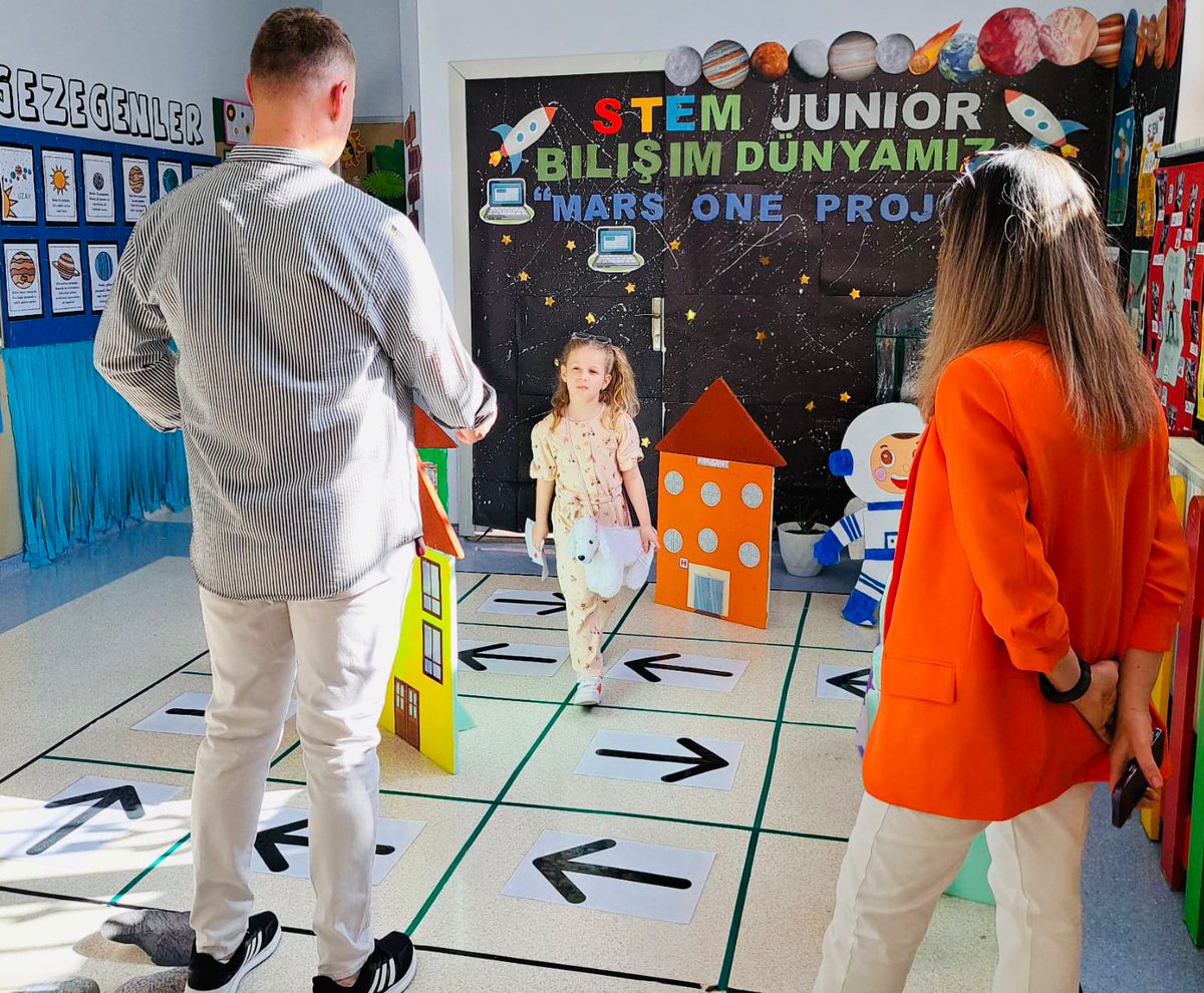 🍃🍄🎍Porrfolyo Etkileşim Günü🍄🪸🎍
Okul öncesi öğrencilerimiz 2. Dönem Portfolyo sunumlarını ‘Tabiat Parkı’ teması üzerinden gerçekleştirdi. Tabiat Parkı biletleriyle sınıflarına giriş yaptılar. Dönem boyu edindikleri bilgileri aileleriyle paylaştılar.
#BKportfolyogünü