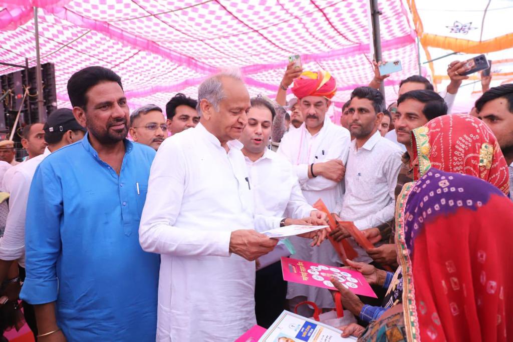 आज नावां विधानसभा क्षेत्र के मुआना में आयोजित महंगाई राहत कैंप का अवलोकन व विभिन्न विकास कार्यों का लोकार्पण, शिल्यान्यास,भूमि पूजन जननायक मुख्यमंत्री श्री अशोक गहलोत जी ने किया।