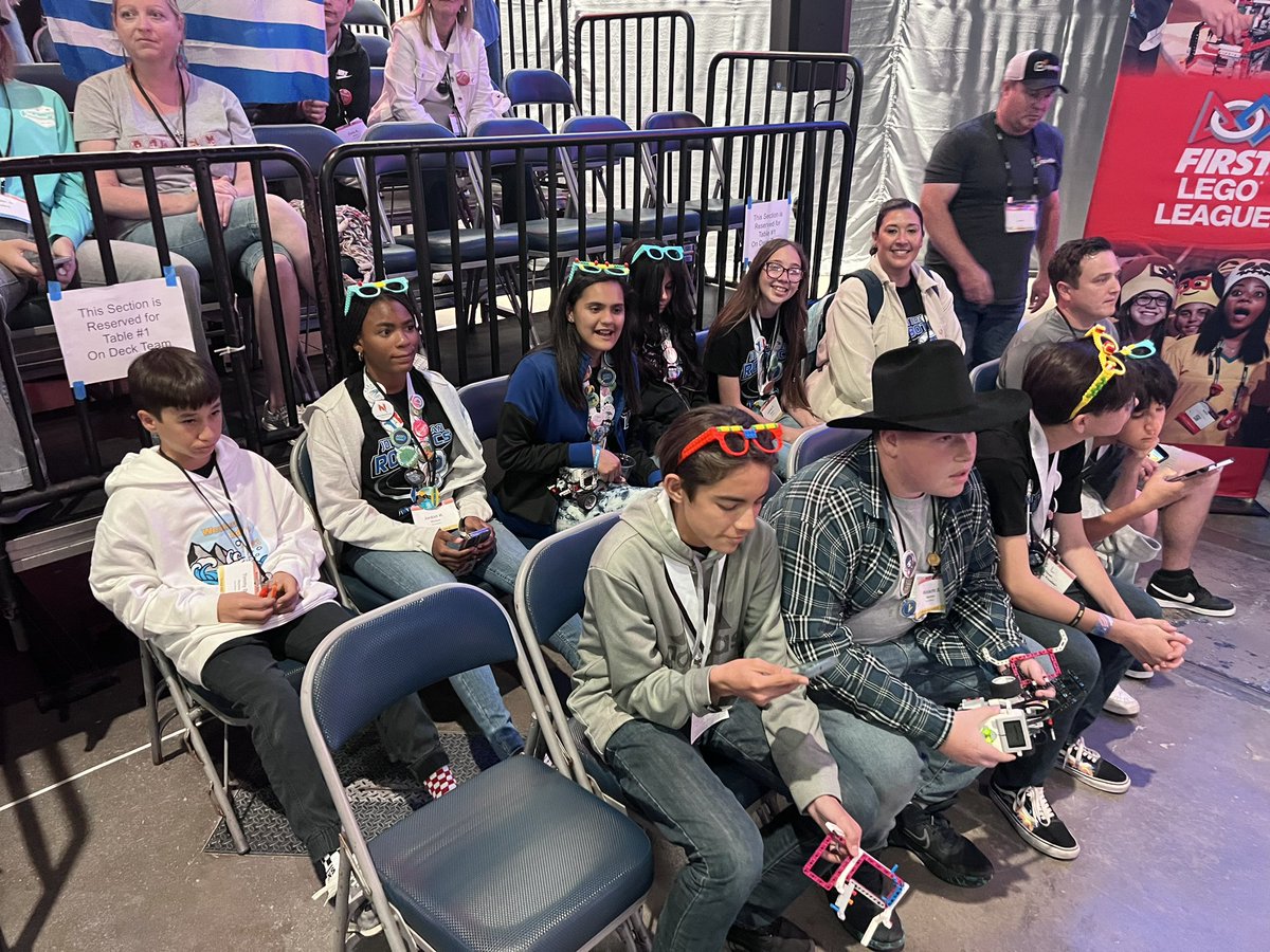 SISD_ES's tweet photo. We finished day one of competition and Team Mayhem earned the “Gracious Professionalism Token”! 🙌🏻Way to go Dragons! 🐲 #WesternEdgeOpen #FLL2023 @mchacon_JDS https://t.co/r0Lr3DPUF6