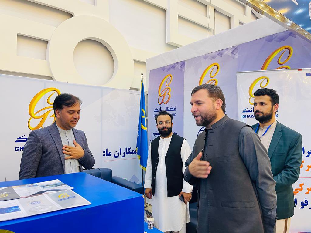 ZiaulhaqAmarkhi's tweet photo. نن مې کابل کې د وطني توليداتو ستر نندارتون څخه ليدنه وکړه، د خوښۍ او غرور احساس کوم چې کله د خوږ وطن توليدات ګورم، زموږ د پانګوالو او صنعتکارانو په ګډون ټول هغه زموږ اتلان دي چې په خپل هېواد کې پانګه اچوي او له امله يې وطندارانو ته کاري فرصت هم برابريږي.
په ټولو هېوادوالو غږ کوم چې پخپلو ورځنیو چارو کې په پوره افتخار له خپلو وطني توليداتو څخه استفاده وکړي.
د ا.ا مسؤلينو څخه هم هيله لرم چې په ټولو ادارو کې د وطني توليداتو د کارونې ترڅنګ په ماليې کموالي، برېښنا او نورو برخو کې د صنعتکارانو او پانګوالو سره مرسته وکړي.