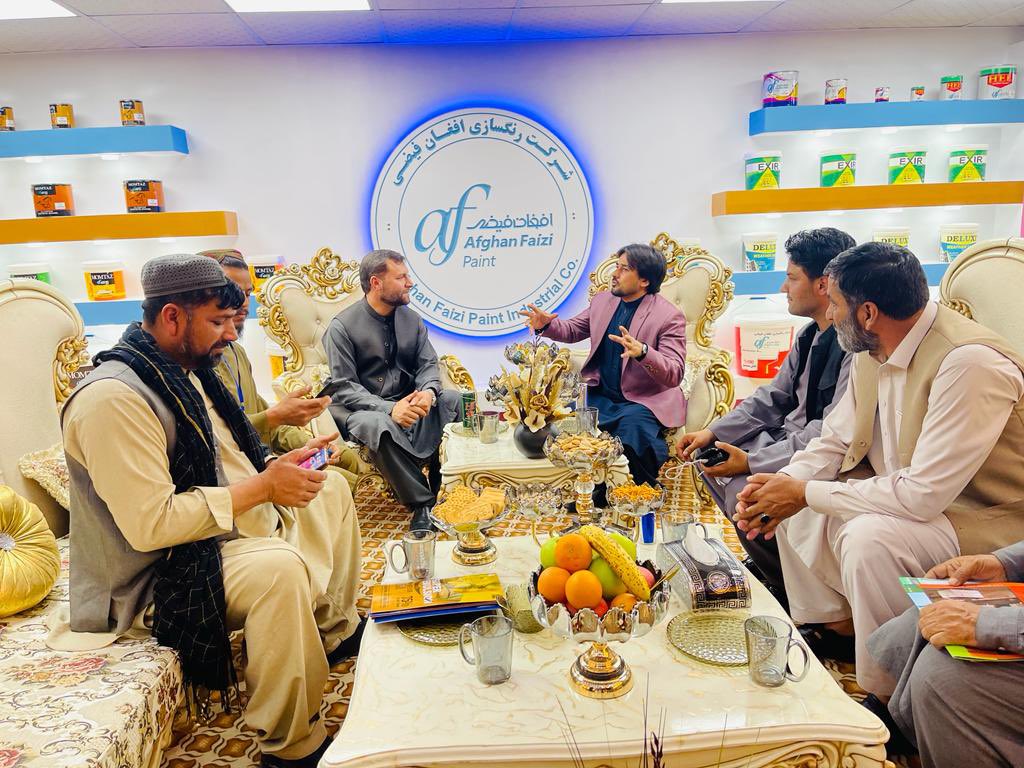 ZiaulhaqAmarkhi's tweet photo. نن مې کابل کې د وطني توليداتو ستر نندارتون څخه ليدنه وکړه، د خوښۍ او غرور احساس کوم چې کله د خوږ وطن توليدات ګورم، زموږ د پانګوالو او صنعتکارانو په ګډون ټول هغه زموږ اتلان دي چې په خپل هېواد کې پانګه اچوي او له امله يې وطندارانو ته کاري فرصت هم برابريږي.
په ټولو هېوادوالو غږ کوم چې پخپلو ورځنیو چارو کې په پوره افتخار له خپلو وطني توليداتو څخه استفاده وکړي.
د ا.ا مسؤلينو څخه هم هيله لرم چې په ټولو ادارو کې د وطني توليداتو د کارونې ترڅنګ په ماليې کموالي، برېښنا او نورو برخو کې د صنعتکارانو او پانګوالو سره مرسته وکړي.