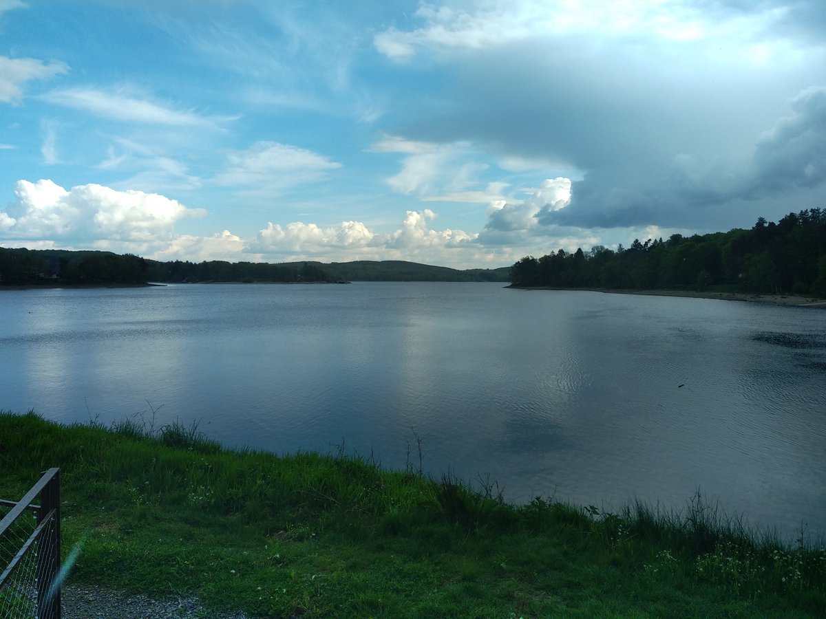 AntoineDUCROT4's tweet photo. Retour aux #Settons pour un 🏃sans montre pour le plaisir simple de profiter de ce magnifique lac qui se prépare tranquillement à la saison touristique 👍 😃 https://t.co/MTttLx7g9k