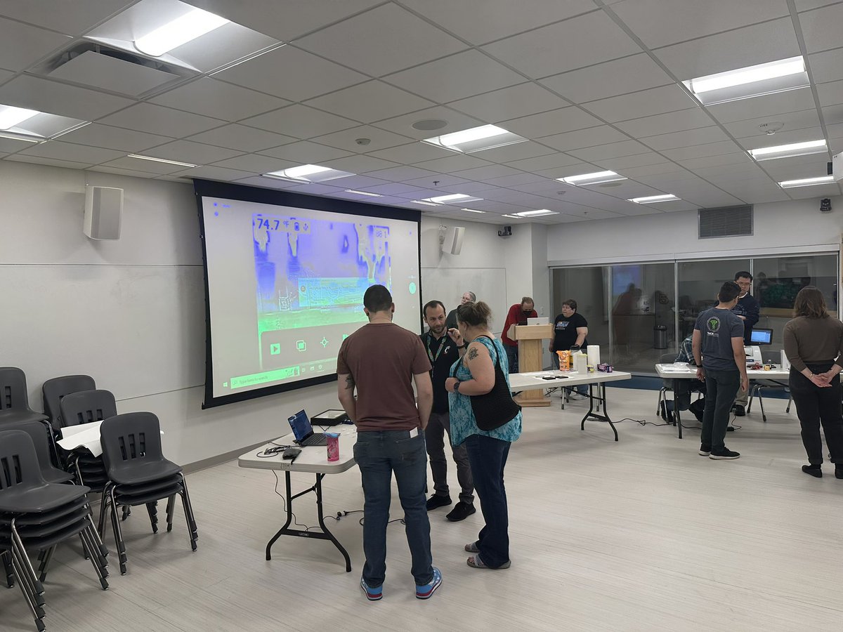 Celebrating the International Day of Light (early) at Cincy Science Museum. 
Thanks to Pietro (UC) @pstrobbia, Lyndsay (@KissellLyndsay) Gloria (@SocAppSpec ), Justin (Thermo), Brian (@CincyMuseum ), Ariel (P&NG)! @mu_chem @ACS_ANYL  
#IDL2023