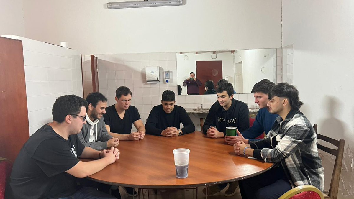 ValentiOConnor's tweet photo. Los quiero muchachos, por más partidas en algún baño. https://t.co/oIxsI5S27M