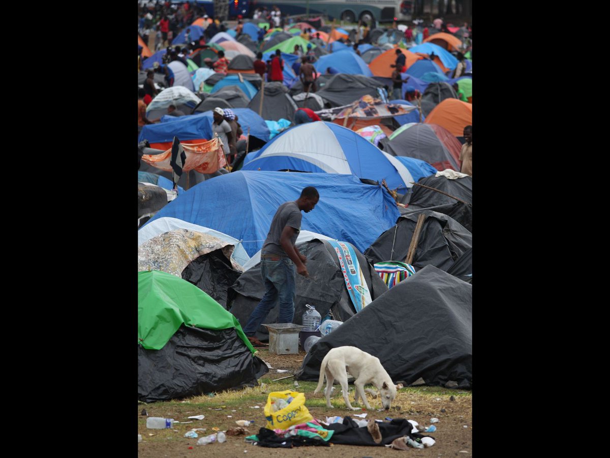 lajornadaonline's tweet photo. Desbordan albergue de @TlahuacRenace

Entre 500 y 800 #migrantes, en su mayoría haitianos, ocuparon casas de campaña afuera del Centro de Campismo y Educación Ambiental Infantil, habilitado en marzo para alojar a 180, pero que ayer rebasaba la cifra de 780
https://t.co/x08ggjbewt https://t.co/xvWA7dGrzn