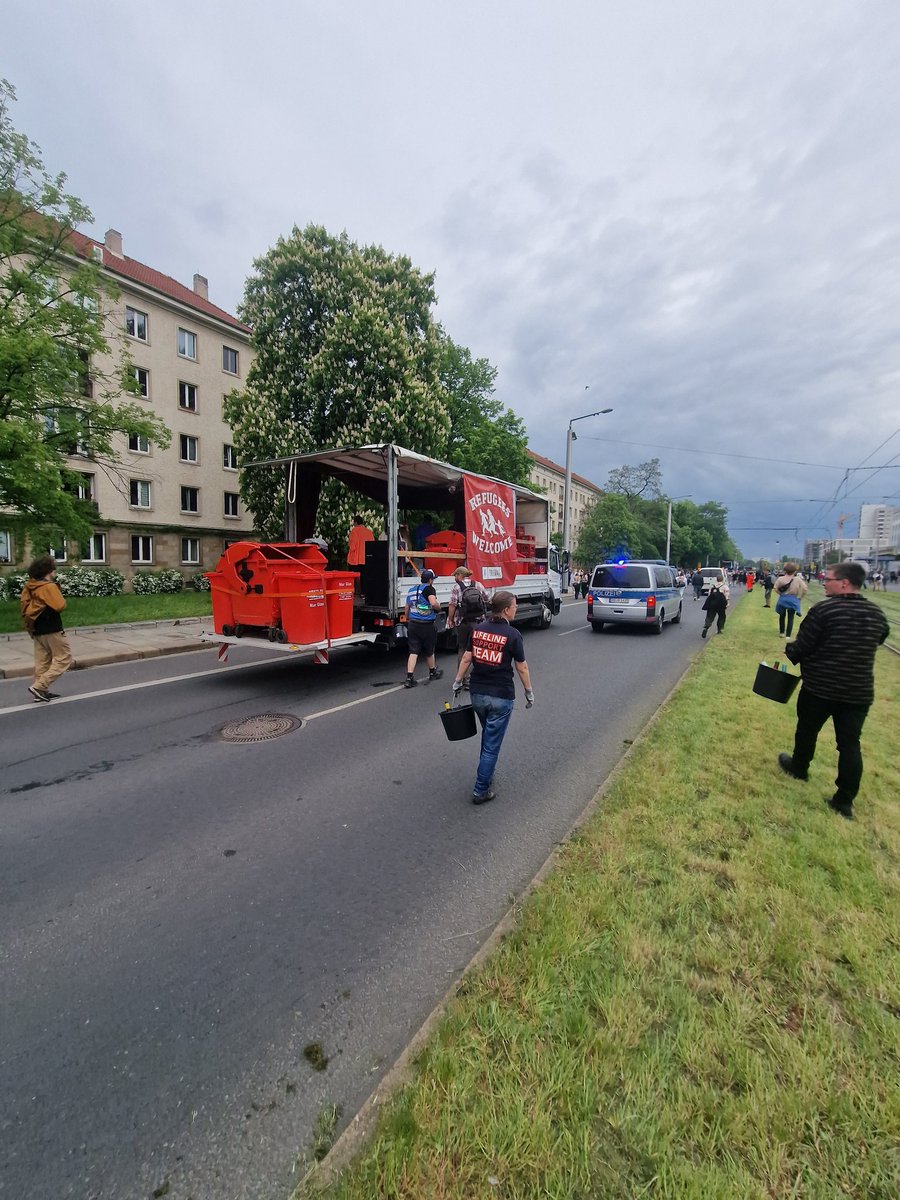 He, #Tolerade sagt mal ein großes Dankeschön an das letzte Auto. Es sind die Menschen die dem Müll für euch aufräumen. #Dresden #DD1205