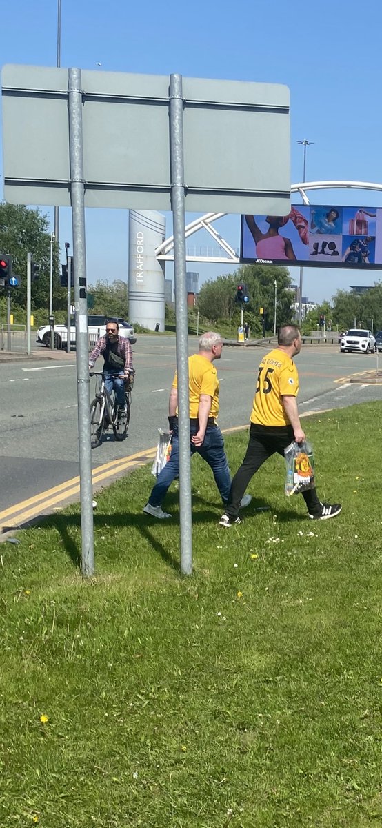 FitzyGT's tweet photo. Wolves fans spotted shopping in the Man Utd Megastore after their 2-0 defeat! #MUFC  #Wolverhampton @AVFCOfficial @ManUtd @Wolves https://t.co/gk6hdL6Vyu