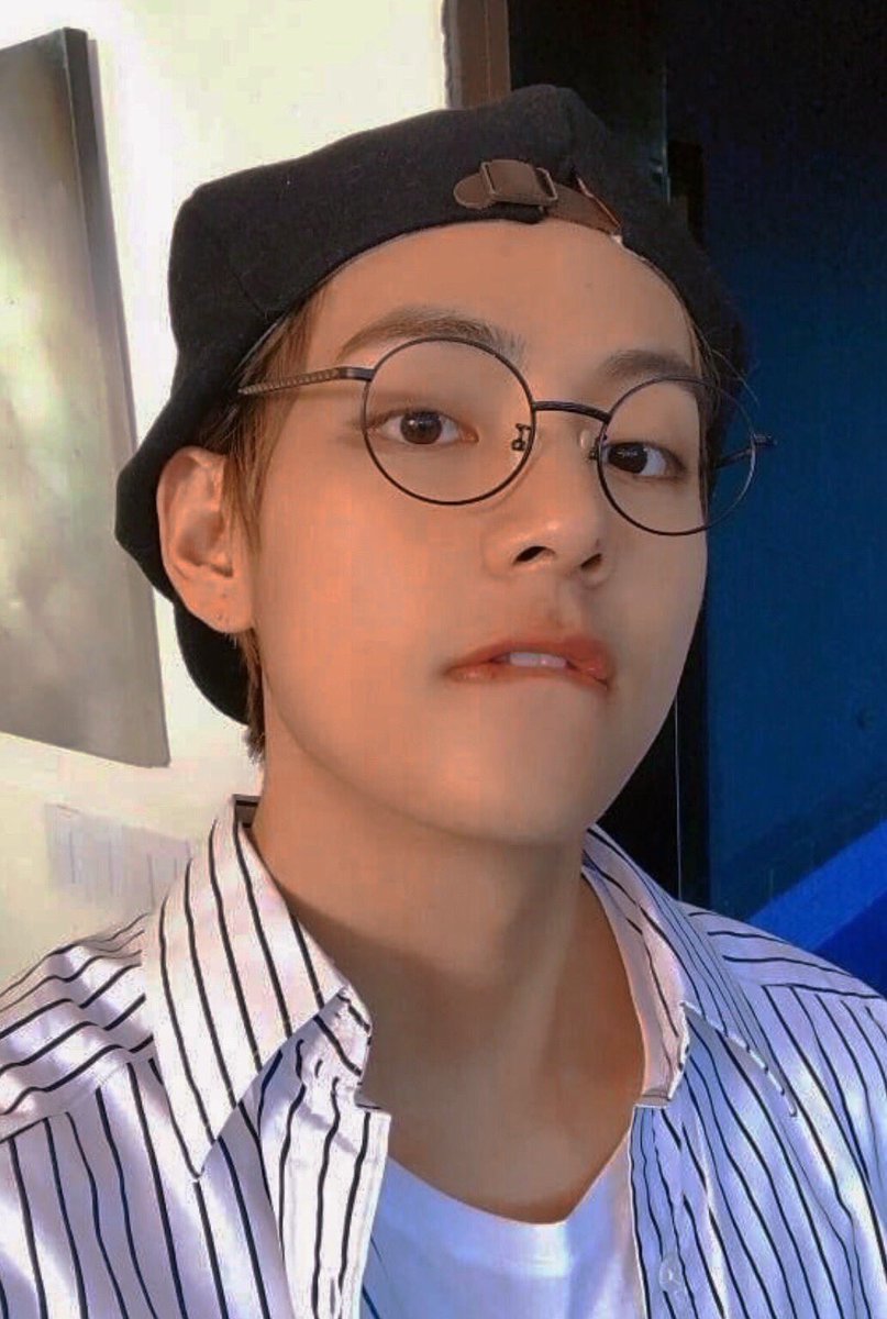 thvphotos's tweet photo. baby 😩 #taehyung https://t.co/0jR2LHp0We