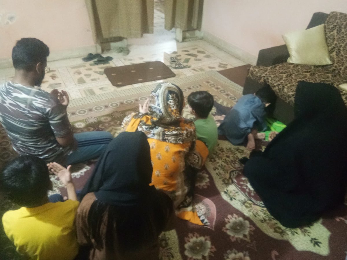 haqparast17's tweet photo. رکن رابطہ کمیٹی رکن الدین تاج بھائی شہید کے سوئم کے موقع پر نارتھ ناظم آباد سیکٹر سے قائد تحریک ⁦@AltafHussain_90⁩ کی وفاپرست مائیں،بہنیں اور بچےشہید کے ایصال ثواب کےلیے ازکار و فاتح خوانی کررہے ہیں 
شہید کی جو موت ہے 
وہ قوم کی حیات ہے https://t.co/guaEqNSf6f