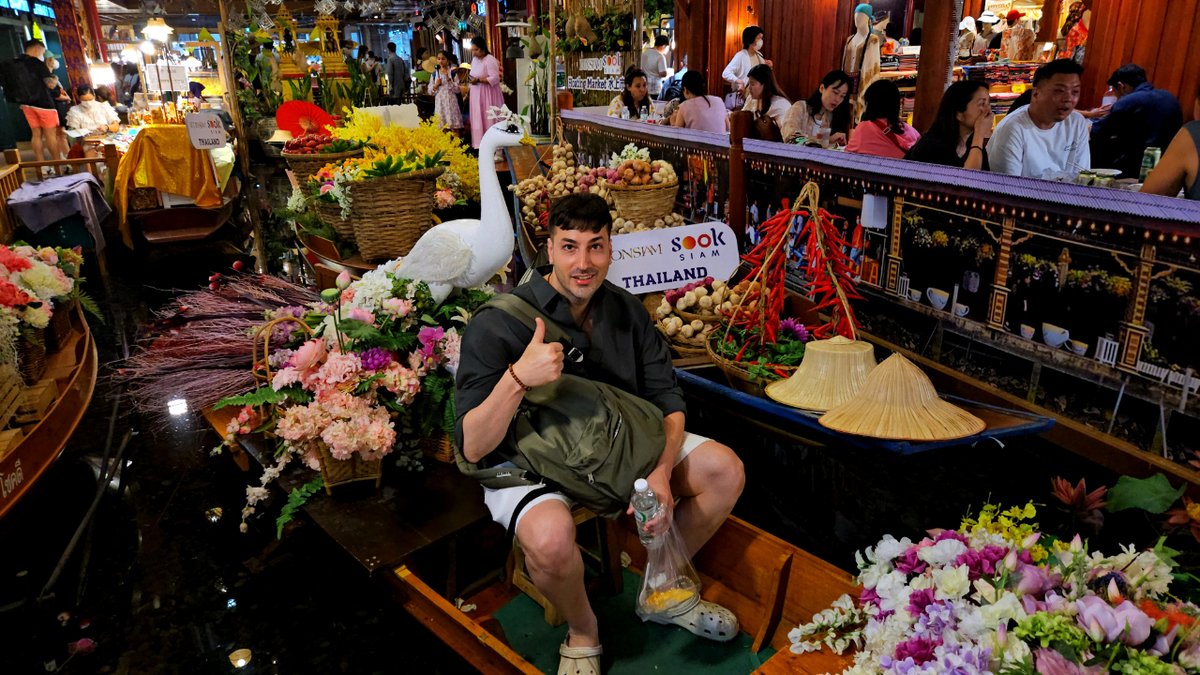 Junalekorea's tweet photo. No quería salir en la foto, pero Jun siempre insiste😆
#sooksiam en #bangkok https://t.co/dFa9PGixd8