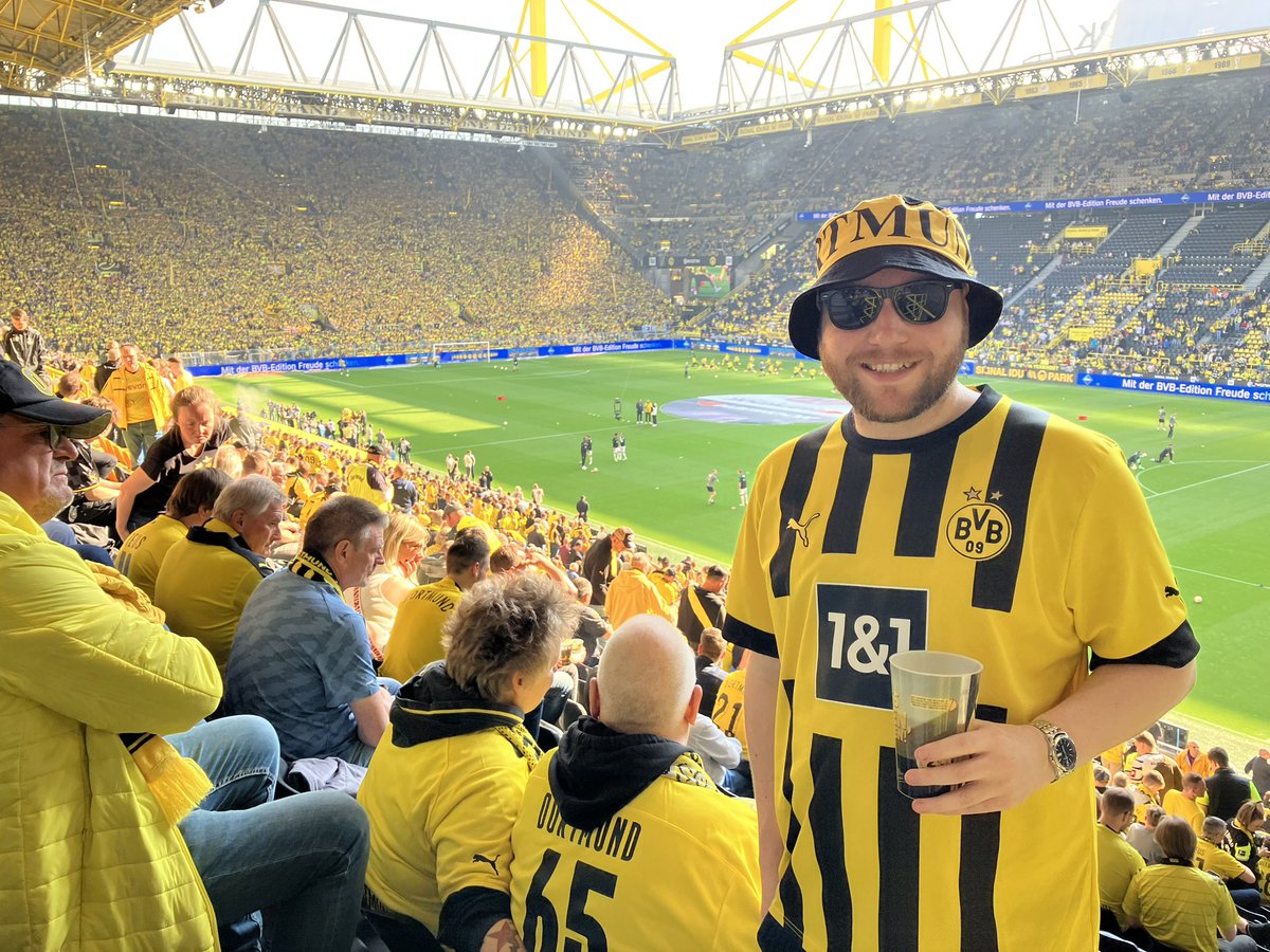 ATFootball_1's tweet photo. One massive fucking tick off the bucket list 🖤💛
#DerBVB #BVB #Dortmund https://t.co/3XC0N0XfJa